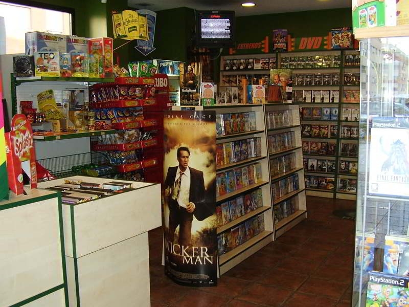 Muebles para tiendas - Video club madera - Mobiliario de madera